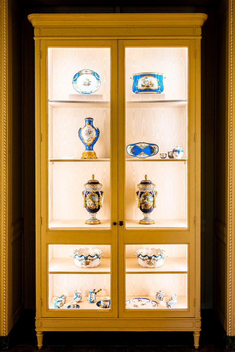 Display cabinet with antique blue and white porcelain.